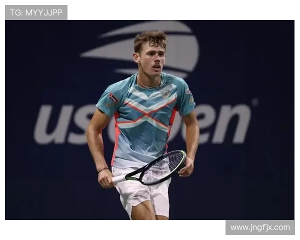 亚历克斯·摩根在家喝蛋白粉都用香槟杯